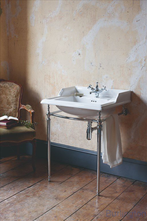 Классическая раковина на 1 или 2 отверстия с хромированным подстольем