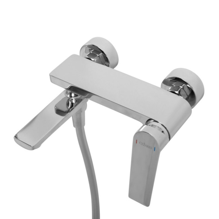Смеситель для ванны и душа в комплекте с ручным душем, шлангом и держателем Cezares COMFORT-VD-01