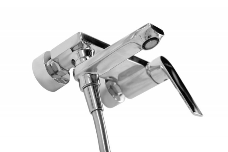 Смеситель для ванны и душа в комплекте с ручным душем, шлангом и держателем Cezares COMFORT-VD-01