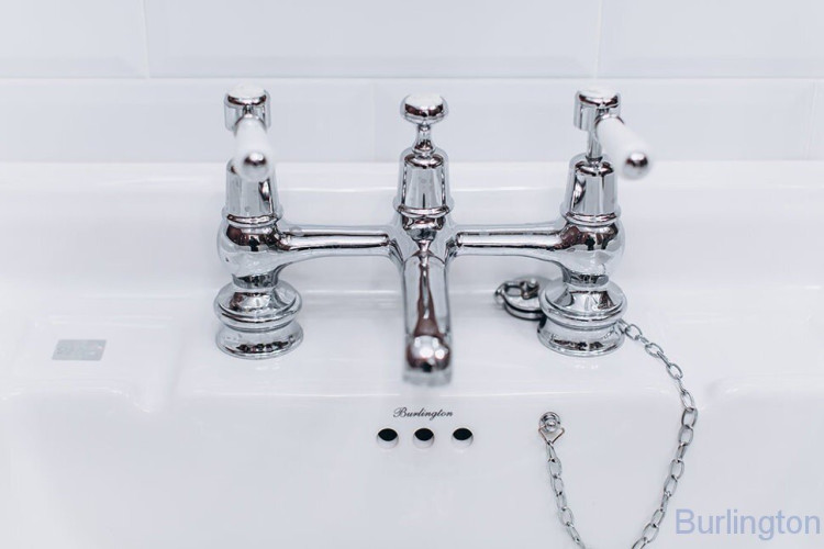 Смеситель для раковины на 2 отверстия Regent, с пробкой и цепочкой  [KER10]