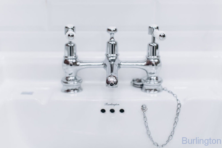 Смеситель для раковины на 2 отверстия Regent, с пробкой и цепочкой [ANR10 BLA]