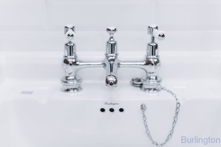 Смеситель для раковины на 2 отверстия Regent, с пробкой и цепочкой [ANR10]