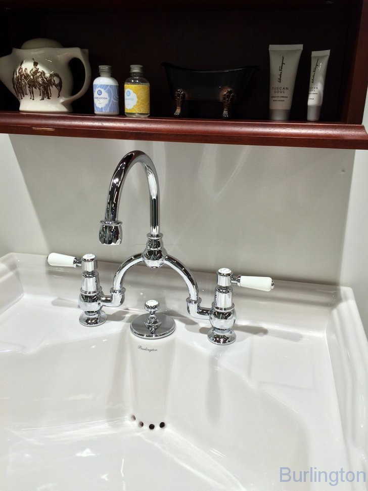 Классическая раковина со скрытым сливом-переливом на 2 отверстия с подстольем из чёрного алюминия