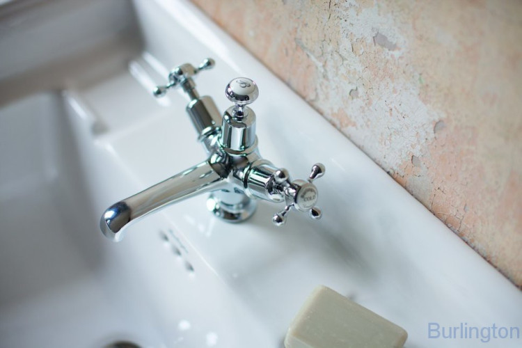 Cмеситель для раковины на 1 отверстие с кнопкой Click-Clack [CL6]