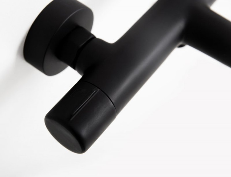 Смеситель для ванны и душа в комплекте с ручным душем, шлангом и держателем Cezares UNO-VASM/DFS-ORO