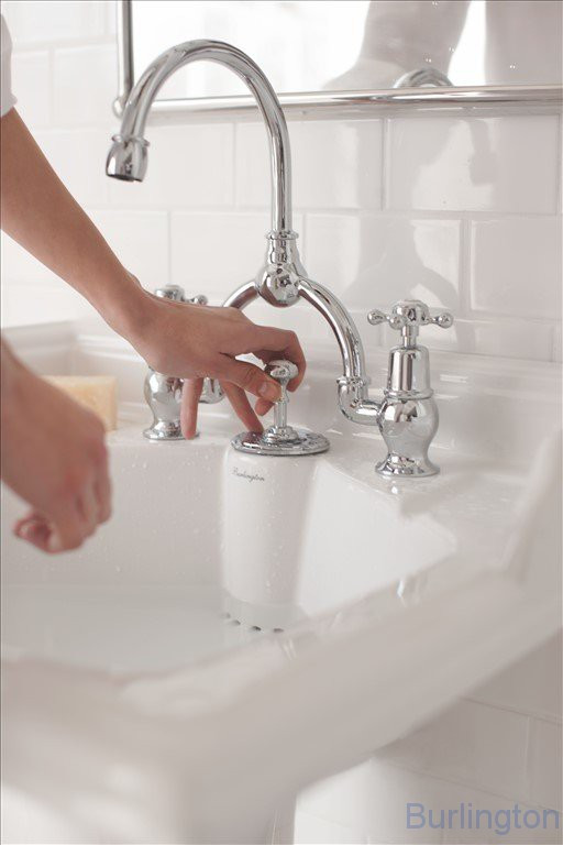 Классическая раковина со скрытым сливом-переливом на 2 отверстия с хромированным подстольем