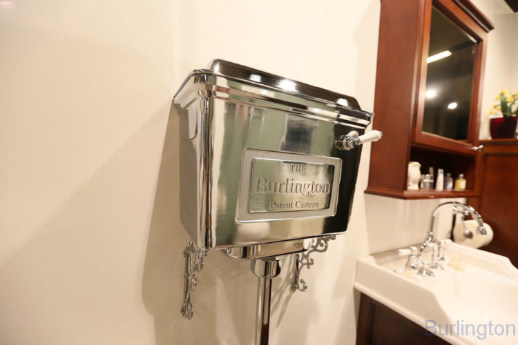 Безободковый унитаз с хромированным бачком среднего уровня