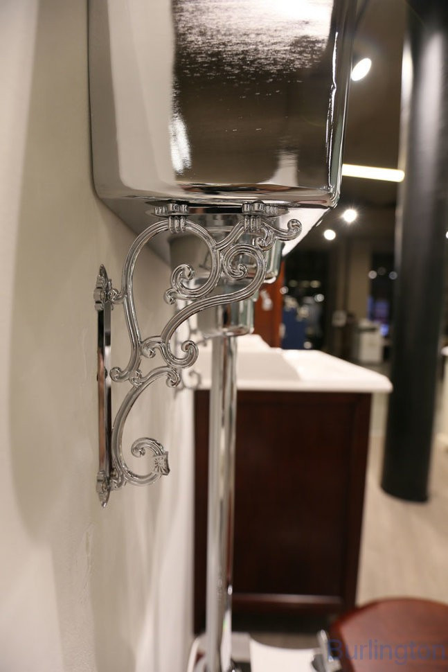 Безободковый унитаз с хромированным бачком среднего уровня