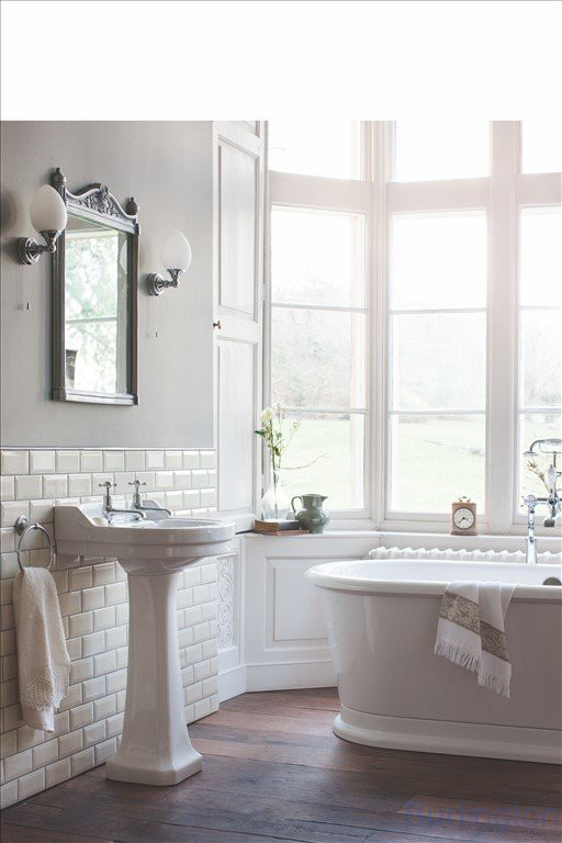 Круглая раковина Edwardian 56 см на 1 или 2 отверстия с пьедесталом Regal и полотенцедержателем