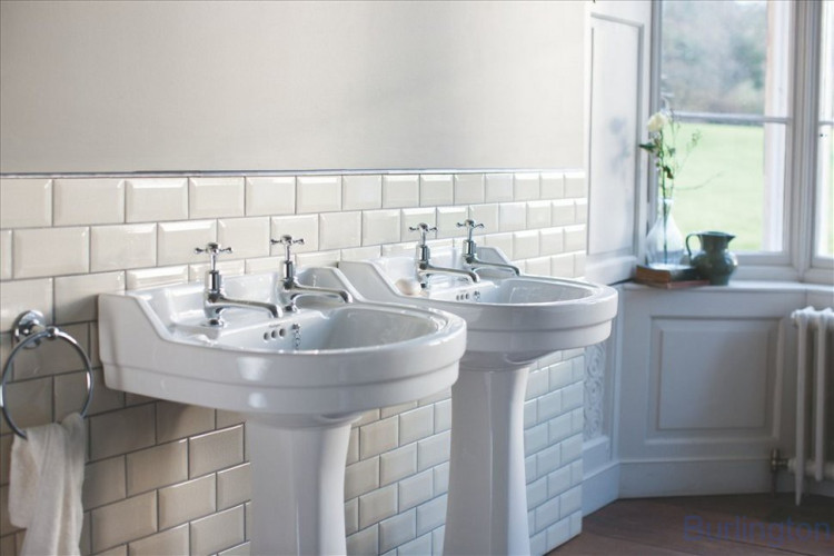 Круглая раковина Edwardian 56 см на 1 или 2 отверстия с пьедесталом Regal и полотенцедержателем