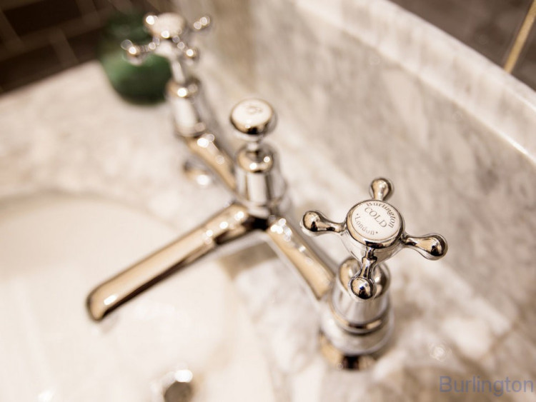 Смеситель для раковины на 2 отверстия с пробкой и цепочкой [CL10]