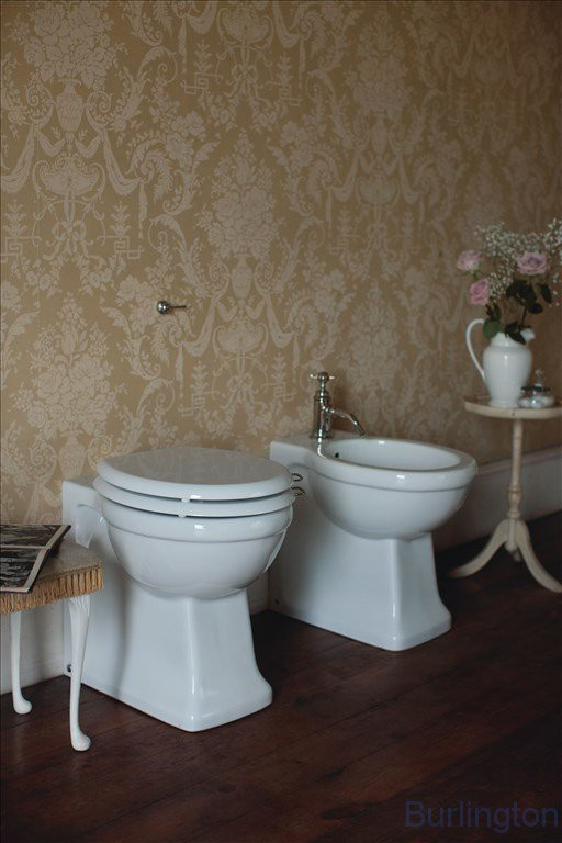 Унитаз пристенный