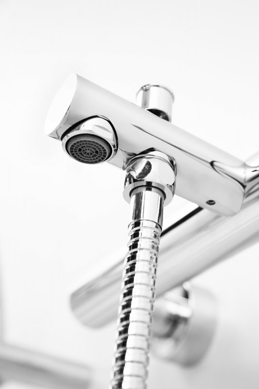 Смеситель для ванны и душа однорычажный в комплекте с ручным душем, шлангом и держателем Cezares LEAF-VD-ST