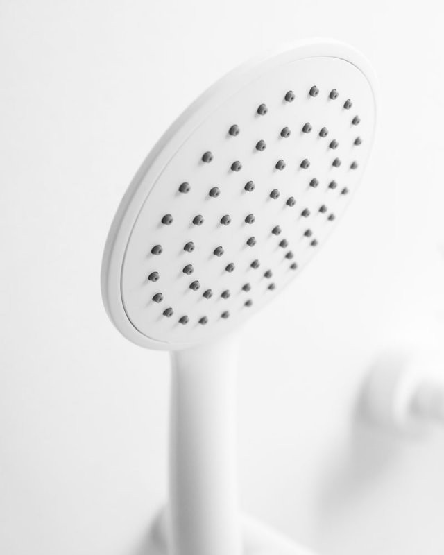 Смеситель для ванны и душа однорычажный в комплекте с ручным душем, шлангом и держателем Cezares LEAF-VD-SR