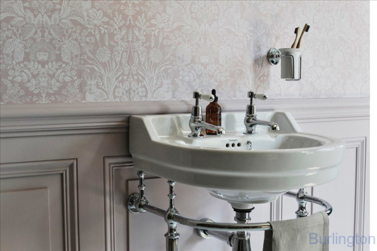 Раковина 56 см на 1 или 2 отверстия с хромированным подстольем