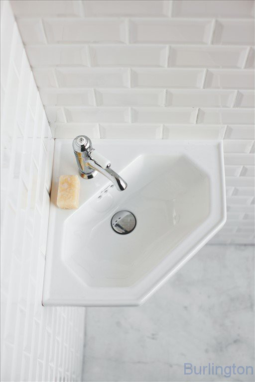 Подвесная угловая раковина на 1 отверстие с полотенцедержателем