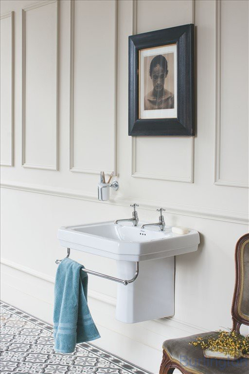 Раковина 56 см на 1 или 3 отверстия с полупьедесталом и полотенцедержателем