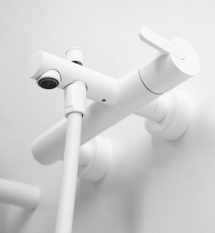 Смеситель для ванны и душа однорычажный с тонкой ручкой, в комплекте с ручным душем, шлангом и держателем Cezares LEAF-VD-L-SR