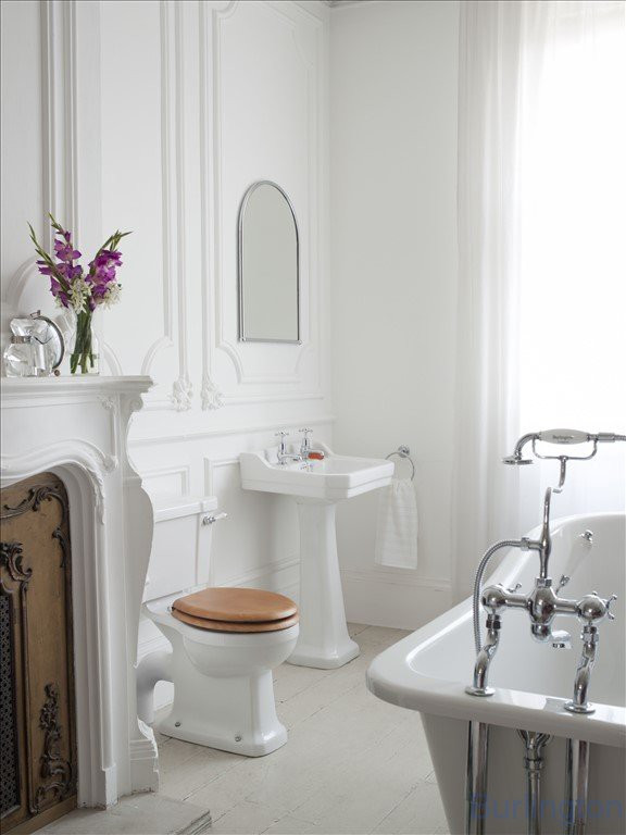 Раковина 56 см на 1 или 3 отверстия с пьедесталом и полотенцедержателем