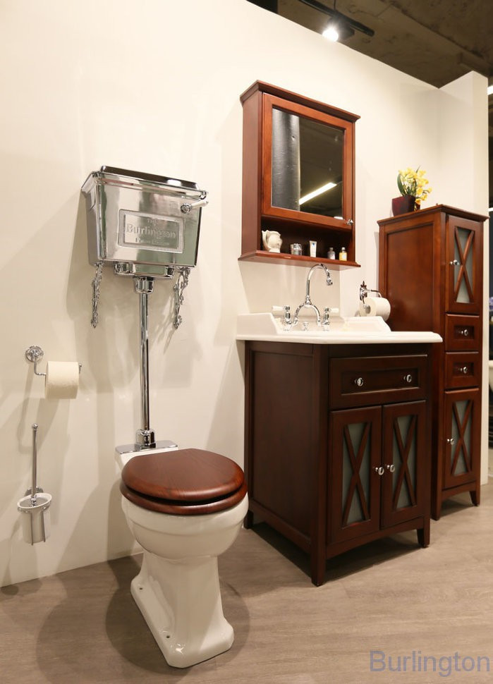 Унитаз с хромированным бачком среднего уровня