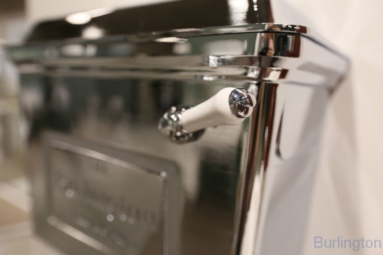 Унитаз с хромированным бачком среднего уровня