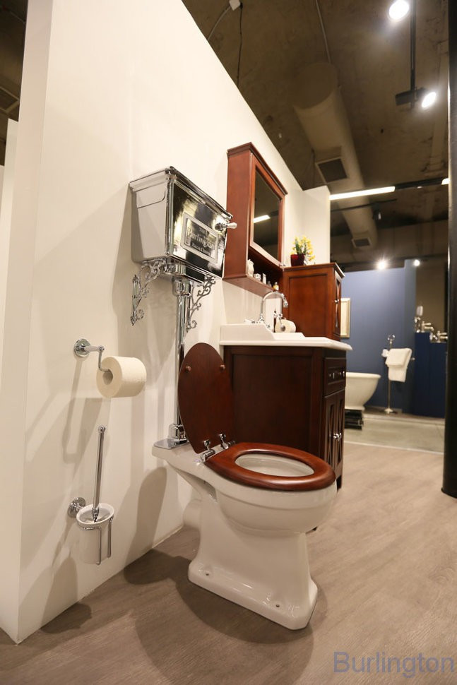 Унитаз с хромированным бачком среднего уровня