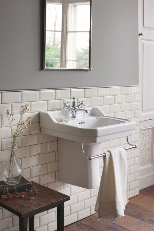 Раковина 56 см на 1 или 3 отверстия, c полупьедесталом и полотенцедержателем