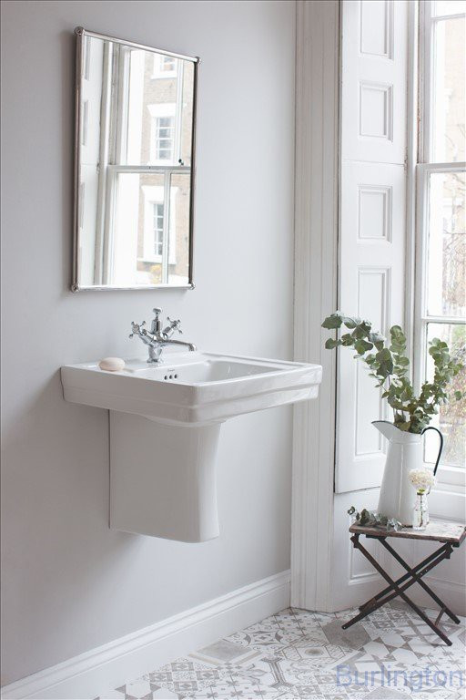 Раковина 58 см на 3 отверстия с полупьедесталом и полотенцедержателем