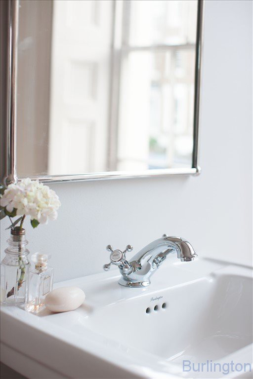 Раковина 58 см на 3 отверстия с полупьедесталом и полотенцедержателем