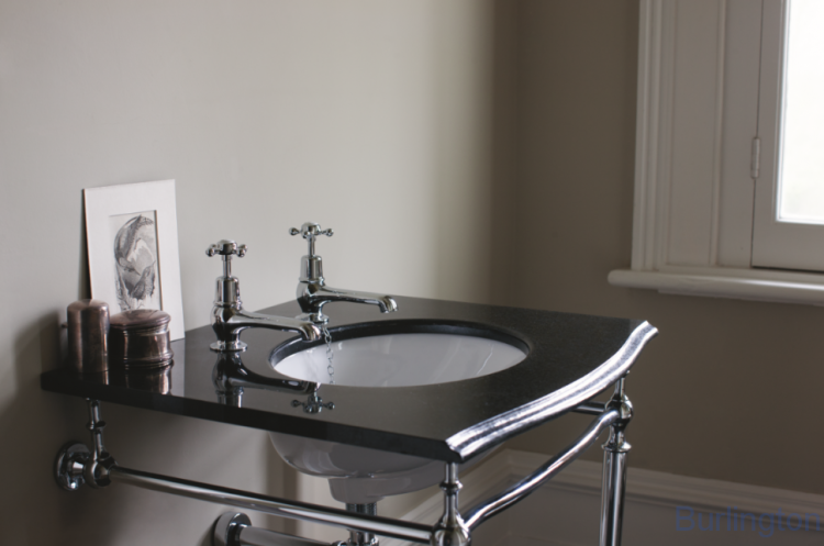 Гранитная столешница на 1,2 или 3 отверстия с хромированным подстольем