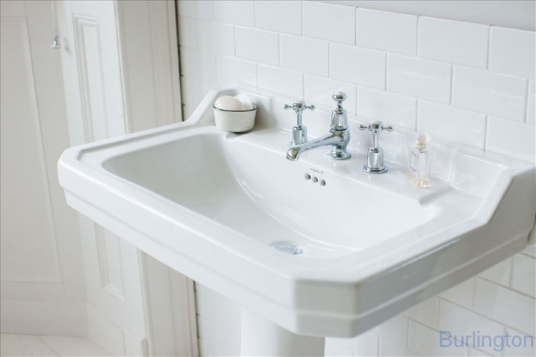 Раковина 61 см на 1 или 3 отверстия с пьедесталом