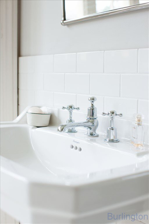 Раковина 61 см на 1 или 3 отверстия, c полупьедесталом и полотенцедержателем