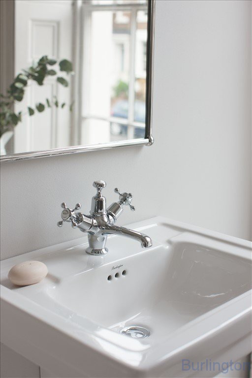 Раковина Contemporary 58 см на 3 отверстия с пьедесталом Regal и полотенцедержателем