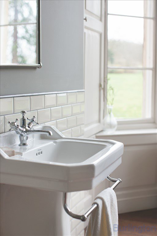 Раковина Edwardian 56 см на 1 или 3 отверстия с пьедесталом Regal и полотенцедержателем