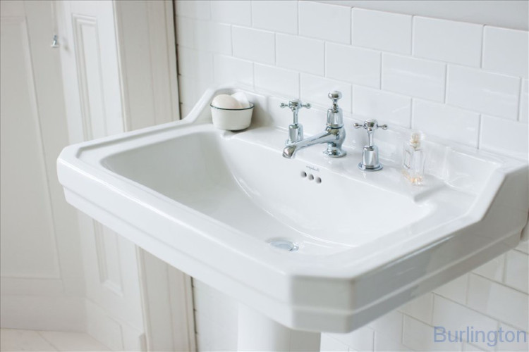 Раковина Edwardian 61 см на 1 или 3 отверстия, с пьедесталом Regal и полотенцедержателем