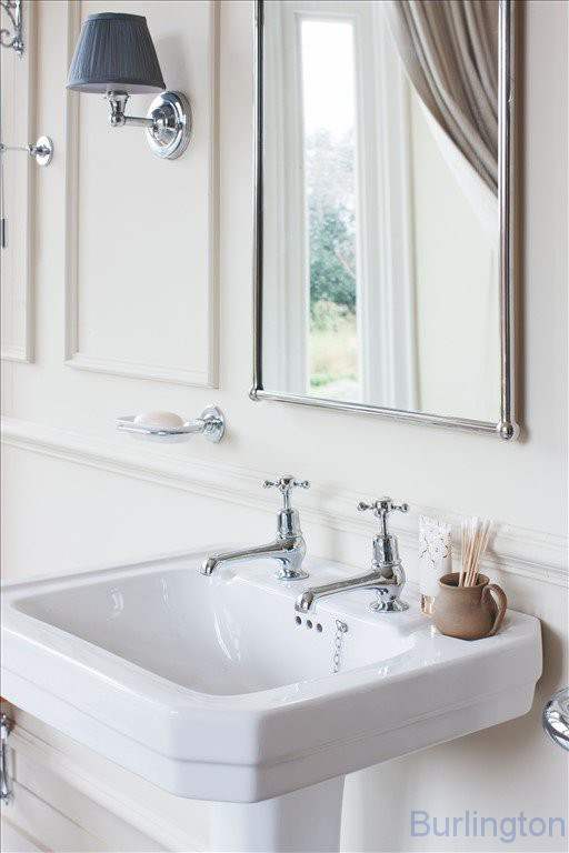 Раковина Victorian 56 см на 1 или 3 отверстия с пьедесталом Regal и полотенцедержателем