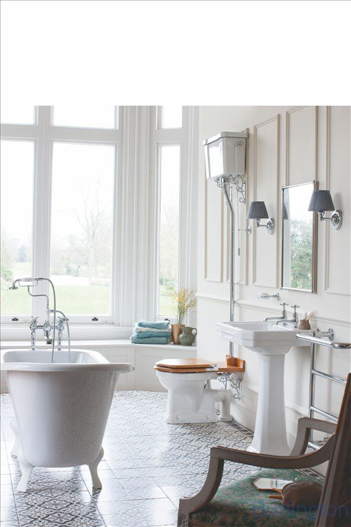 Ретро унитаз с керамическим бачком наверху